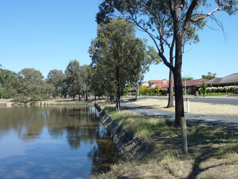 Horsham - Wimmera River at Boat Haven and River Park, Barnes Boulevard: View east along Boat Haven and Barnes Bvd