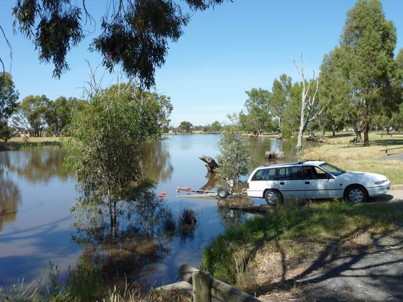 Horsham - Wimmera River at boat ramp at southern end of Drummond Street: View west along river towards boat ramp