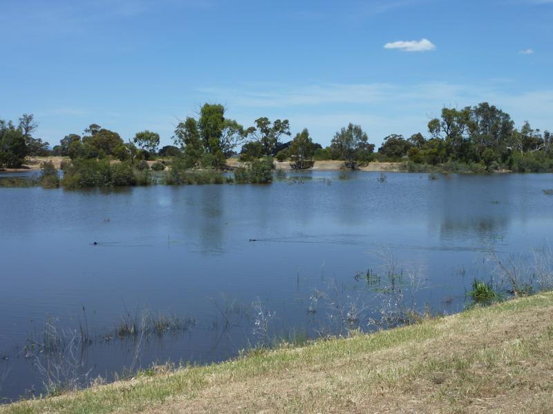 Horsham - Wimmera River along Menadue Street: View south-east across river