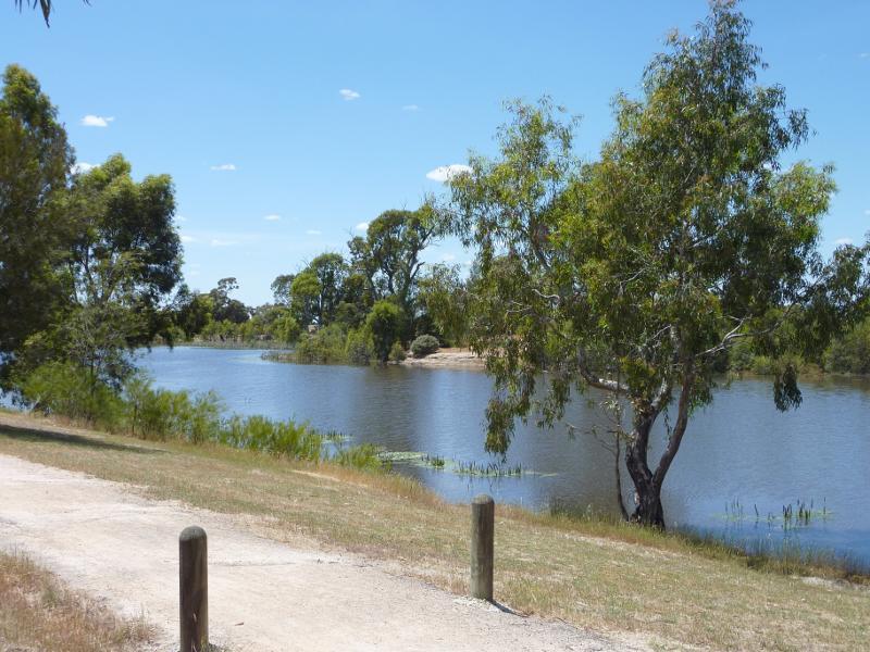 Horsham - Wimmera River along Menadue Street: View north-east along river