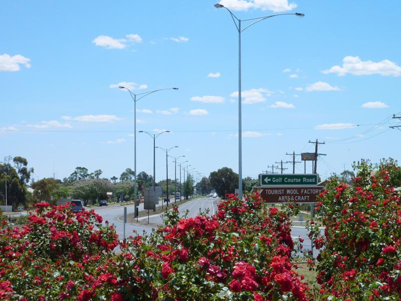 Horsham - Stawell Road: View north along Stawell Rd at Golf Course Rd
