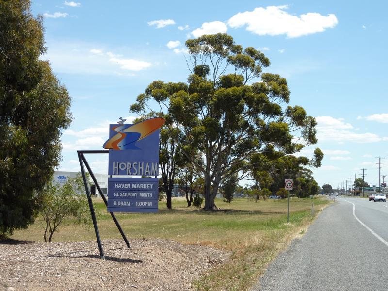 Horsham - Western Highway south-east of Horsham: Horsham town sign, view north-west along Western Hwy north of Osborne Rd