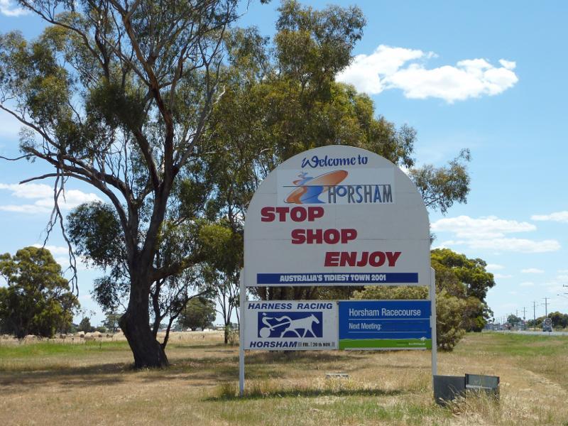 Horsham - Western Highway south-east of Horsham: Welcome to Horsham sign, view view north-west along Western Hwy south of Osborne Rd