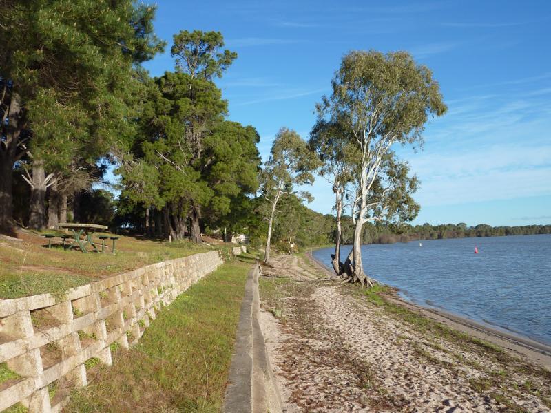 Horsham - Northern side of Green Lake, Western Highway, south-east of Horsham: South-easterly view along lake foreshore at picnic area