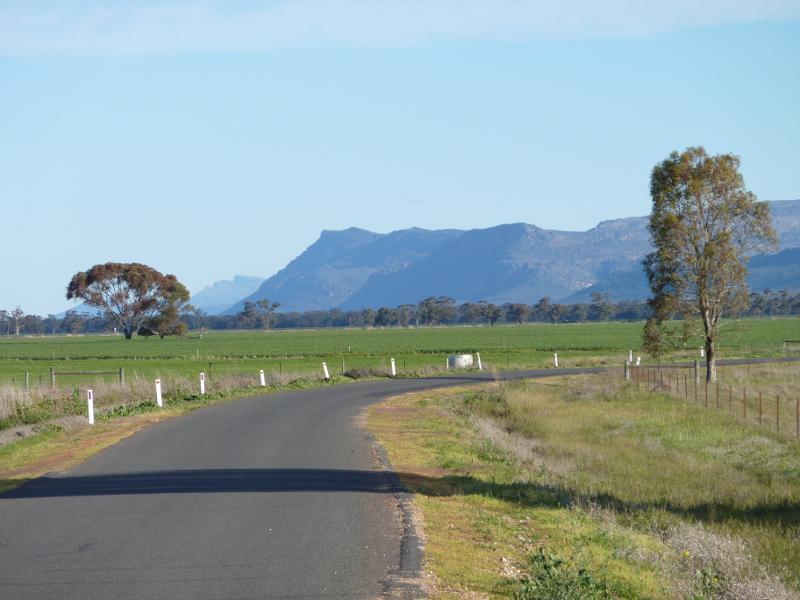 Horsham - Views from Wal Wal Road and Fishers Road near Taylors Lake: View south along Fishers Rd towards the Grampians