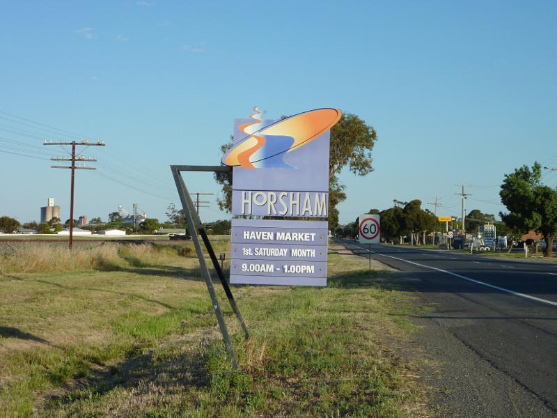 Horsham - Western Highway north-west of Horsham: View south-east along Western Hwy towards Horsham town sign