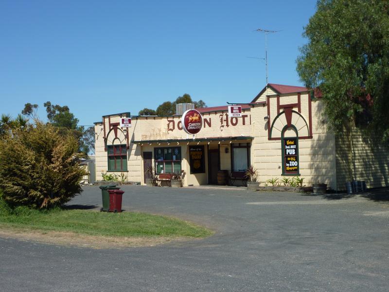 Horsham - Henty Highway north-west of Horsham: Dooen Hotel, Dooen