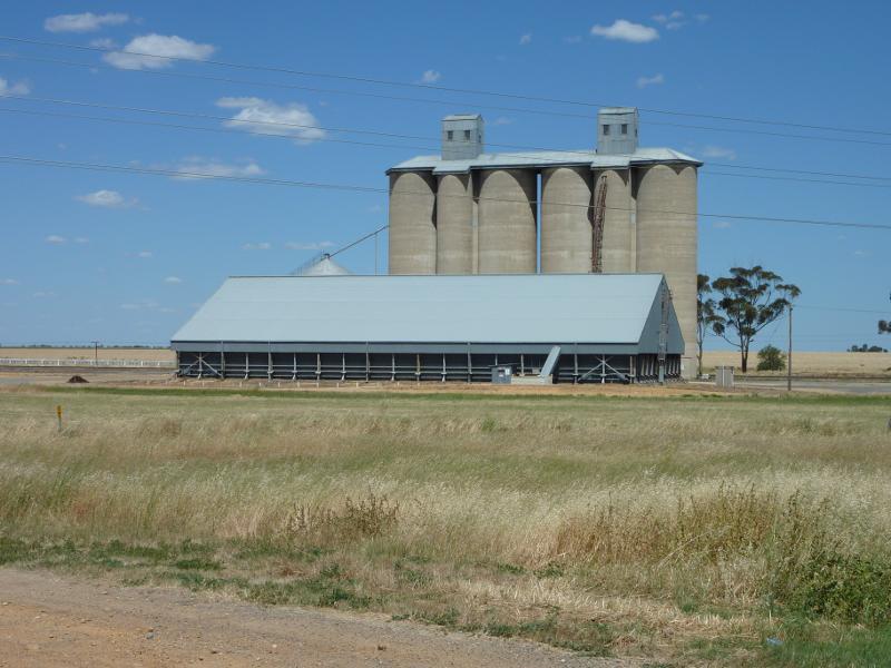Horsham - Henty Highway north-west of Horsham: Wheat silos, Western Hwy near Creamery Rd, Dooen