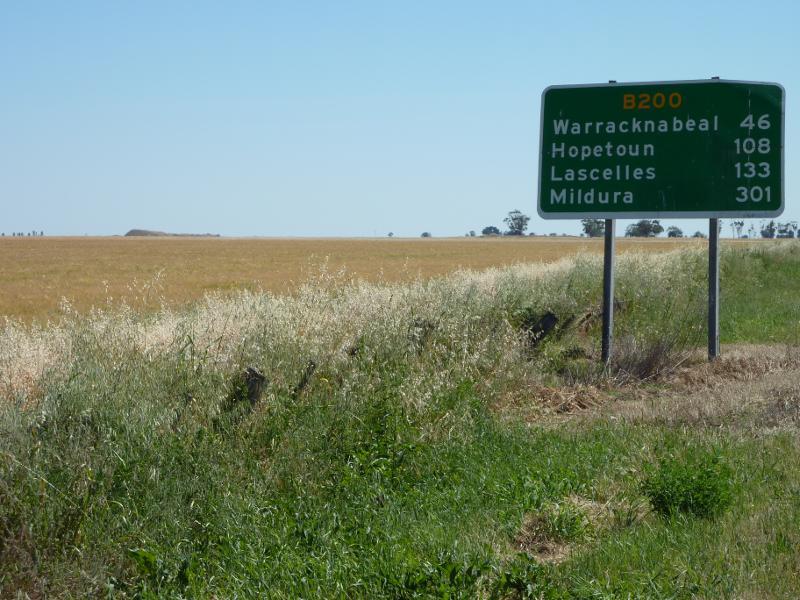 Horsham - Henty Highway north-west of Horsham: Northerly view, Henty Hwy north of Wimmera Hwy