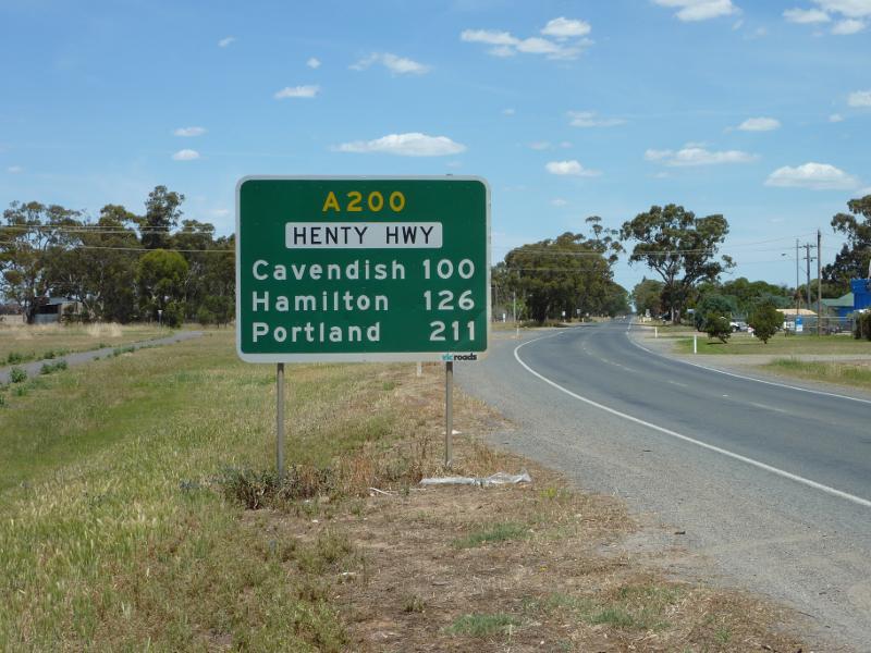 Horsham - Henty Highway south of Horsham: View south along Henty Hwy near Old Hamilton Rd