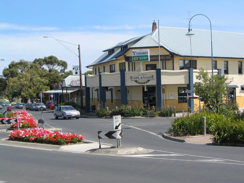 Inverloch - Shops and commercial centre, A'Beckett Street and Williams Street: View south along Williams St towards A'Beckett St and Esplanade Hotel