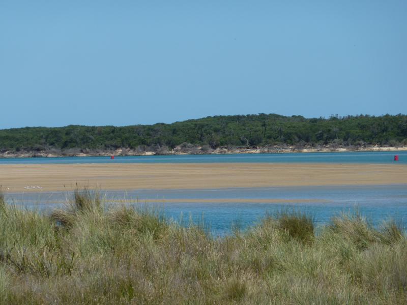 Inverloch - Rotary Park and beach, The Esplanade at Pymble Avenue: View south across Anderson Inlet