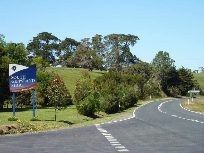 Inverloch - Venus Bay Road, east of Inverloch: View east along Venus Bay Rd at Pound Creek Rd