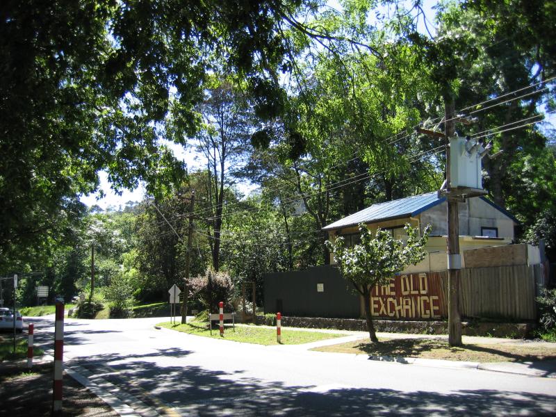 Kallista - Commercial centre and shops, Monbulk Road: View north along Monbulk Rd towards Church St
