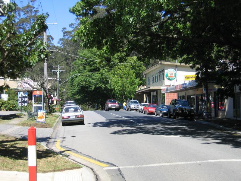 Kallista - Commercial centre and shops, Monbulk Road: View south along Monbulk Rd