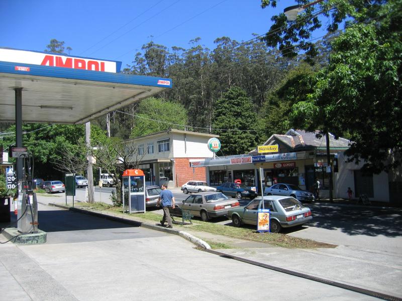 Kallista - Commercial centre and shops, Monbulk Road: View south along Monbulk Rd