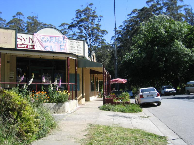 Kallista - Commercial centre and shops, Monbulk Road: View south along Monbulk Rd