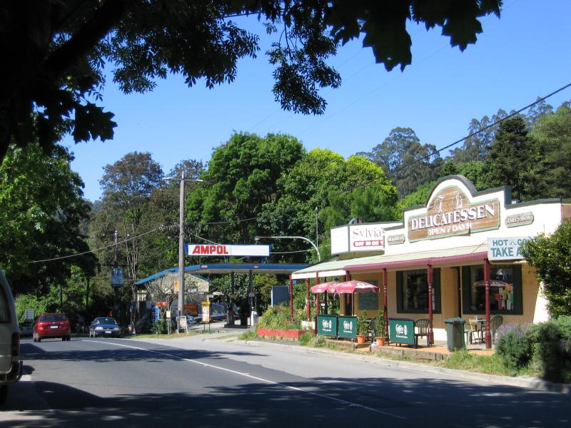 Kallista - Commercial centre and shops, Monbulk Road: View north along Monbulk Rd