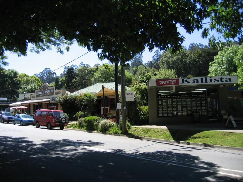 Kallista - Commercial centre and shops, Monbulk Road: View north along Monbulk Rd