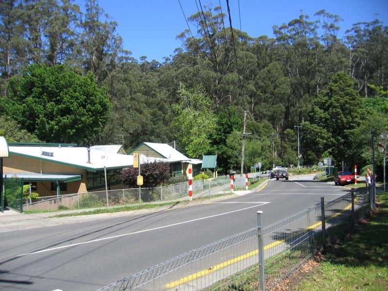 Kallista - Around Kallista - Kallista Primary School, view west along Emerald Rd at Church St