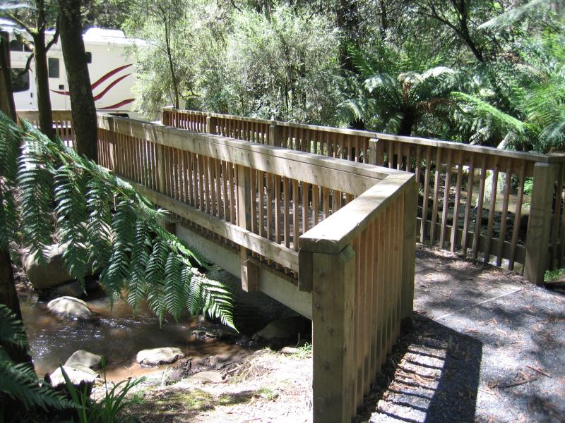 Kallista - Beagleys Bridge, Perrins Creek Road: Footbridge over Sassafras Creek