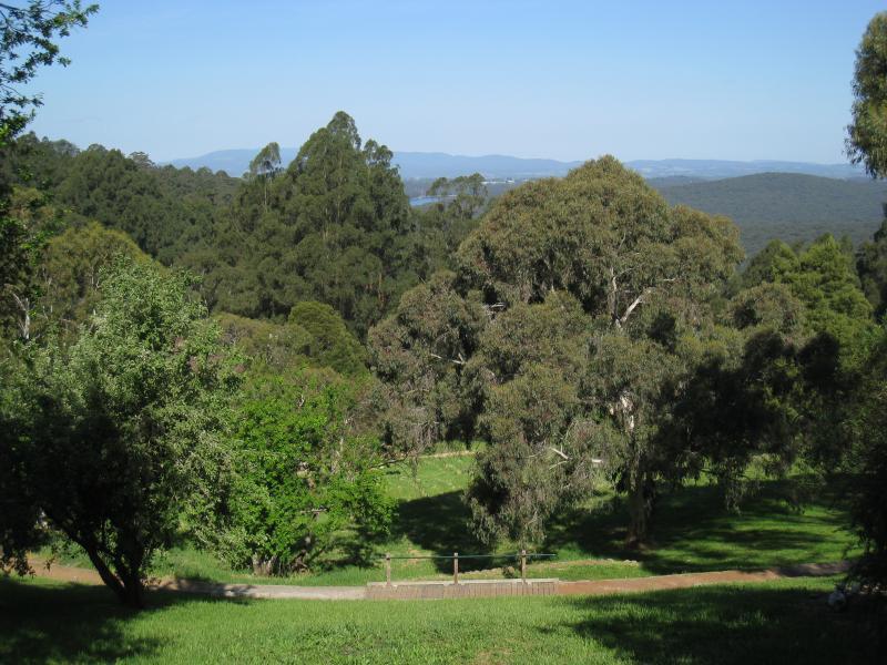 Kalorama - Kalorama Park near Yosemite Road entrance: Easterly view through park from rotunda