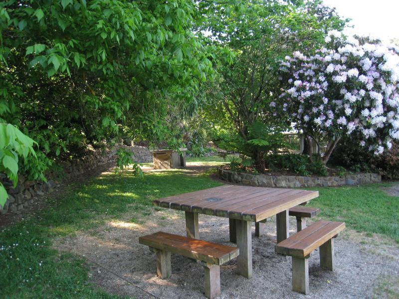Kalorama - Kalorama Park near Yosemite Road entrance: Picnic tables and BBQ area