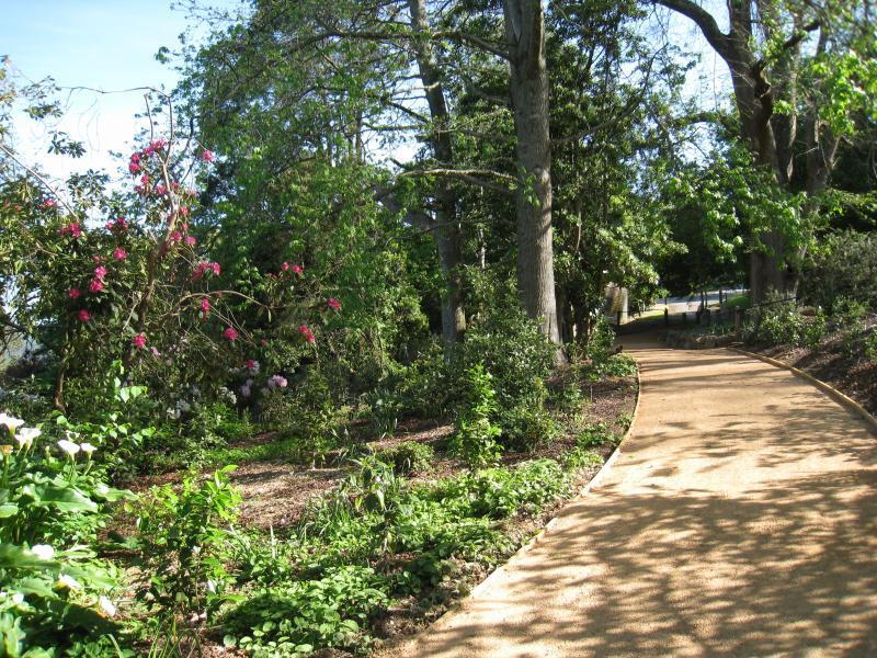 Kalorama - Kalorama Park near Yosemite Road entrance: Pathway near car park