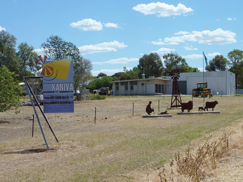 Kaniva - Commercial Street East: Kaniva town sign, view west along Commercial St, east of Webb St