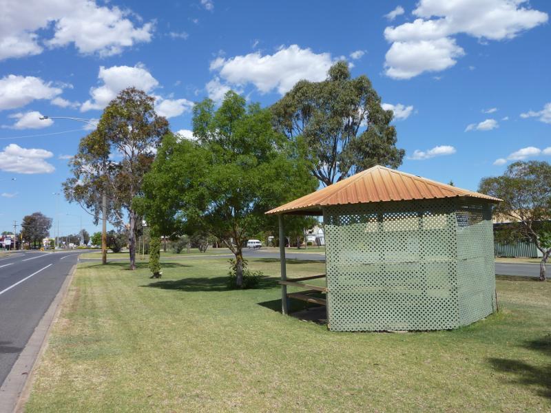 Kaniva - Commercial Street West: Shelter, view east along Commercial St at Eglington St