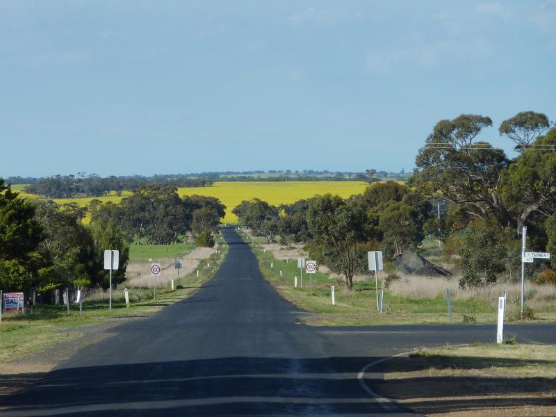 Kaniva - Broughton Road: View north-east along Broughton Rd at Farmers St