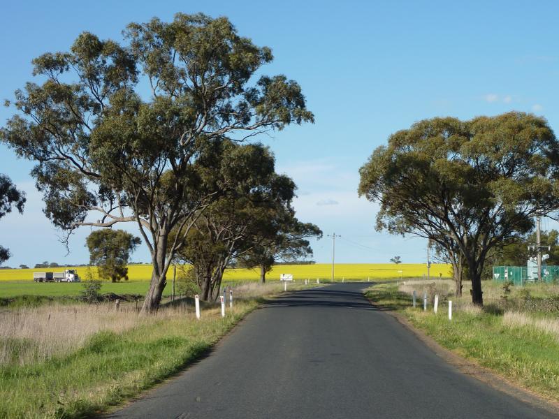 Kaniva - Broughton Road: View north-east along Broughton Rd towards Vivians Rd