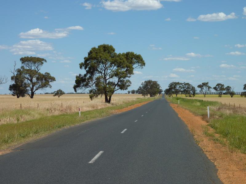 Kaniva - Edenhope Road, east of Kaniva: View south along Edenhope Rd, south of Western Hwy