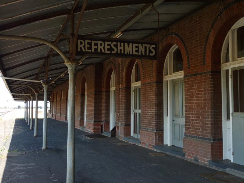 Kaniva - Serviceton railway station, Elizabeth Street: View east along station platform