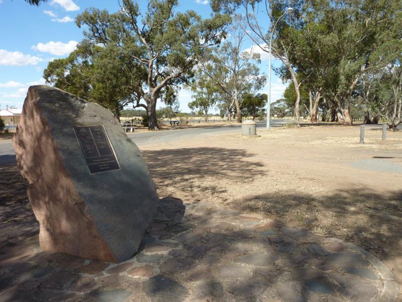 Kaniva - Area around State border between Victoria and South Australia, Western Highway: Plaque, rest area at border