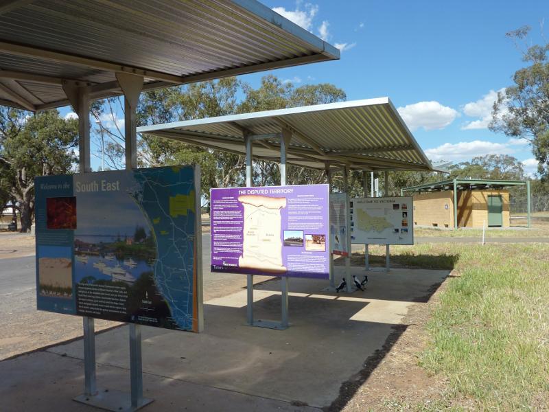Kaniva - Area around State border between Victoria and South Australia, Western Highway: Information shelters, rest area at border