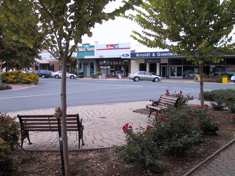 Kerang - Commercial centre and shops, Wellington Street and Victoria Street - View south along Fitzroy St towards Wellington St