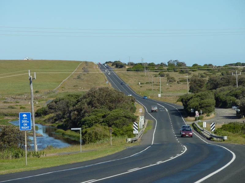 Kilcunda - Bass Highway south-east of town centre: View south-east along Bass Hwy towards Ridgeway Rd and Bourne Creek