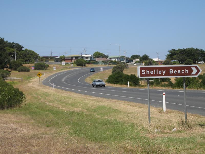 Kilcunda - Bass Highway north-west of town centre: View east along Bass Hwy at turn-off to Shelley Beach