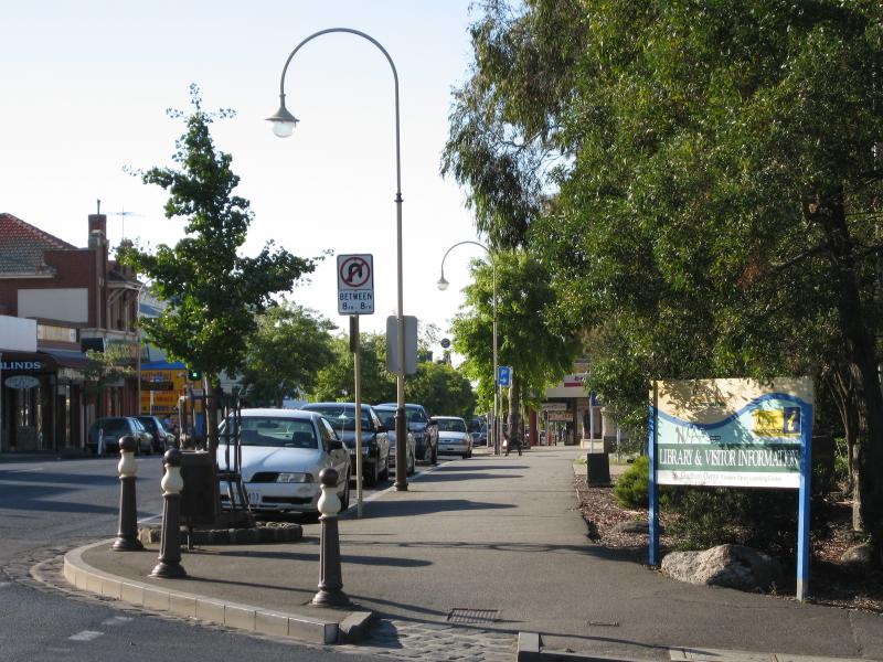 Kilmore - Shops and commercial centre, Sydney Street: View north along Sydney St at Bourke St