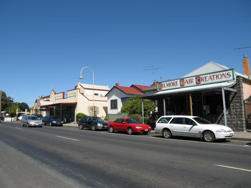 Kilmore - Shops and commercial centre, Sydney Street: View south along Sydney St towards Bourke St