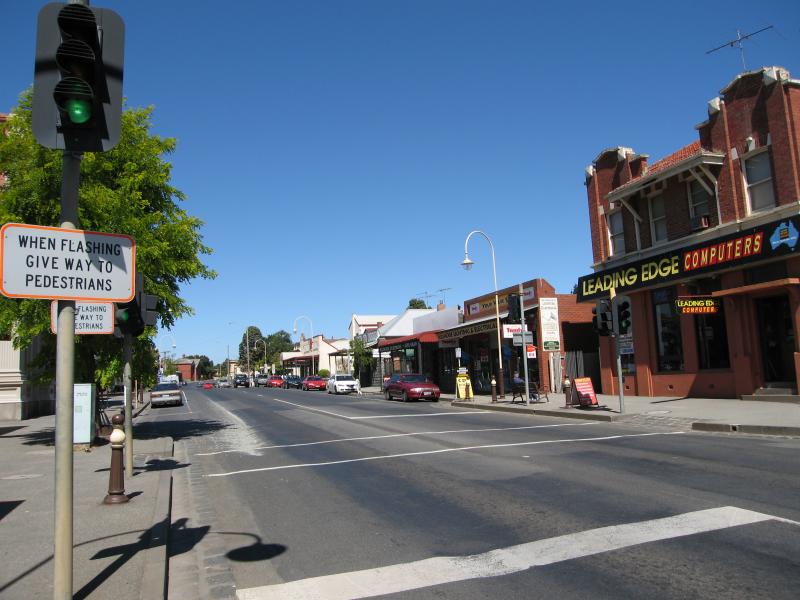 Kilmore - Shops and commercial centre, Sydney Street: View south along Sydney St at pedestrian crossing