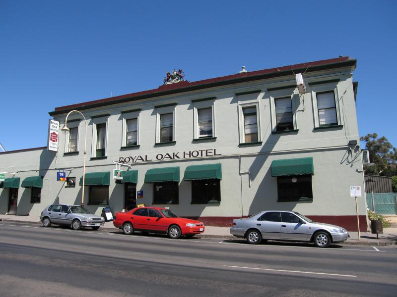 Kilmore - Shops and commercial centre, Sydney Street: Royal Oak Hotel, Sydney St