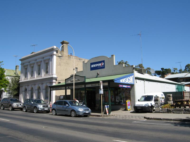 Kilmore - Shops and commercial centre, Sydney Street: View south along Sydney Rd near walkway at Mills St