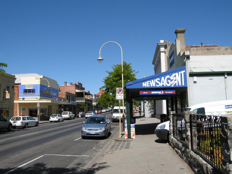 Kilmore - Shops and commercial centre, Sydney Street: View south along Sydney Rd towards walkway at Mills St