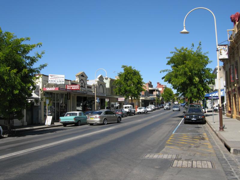 Kilmore - Shops and commercial centre, Sydney Street: View south along Sydney Rd between Union St and Bourke St