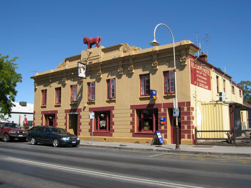Kilmore - Shops and commercial centre, Sydney Street: Red Lion Hotel, Sydney St