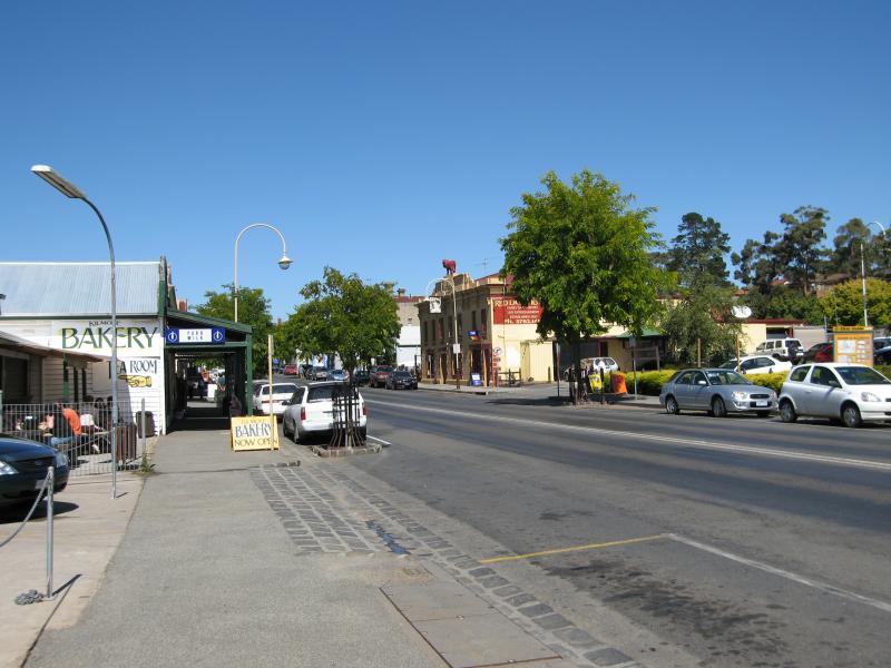 Kilmore - Shops and commercial centre, Sydney Street: View south along Sydney St towards bakery and Red Lion Hotel