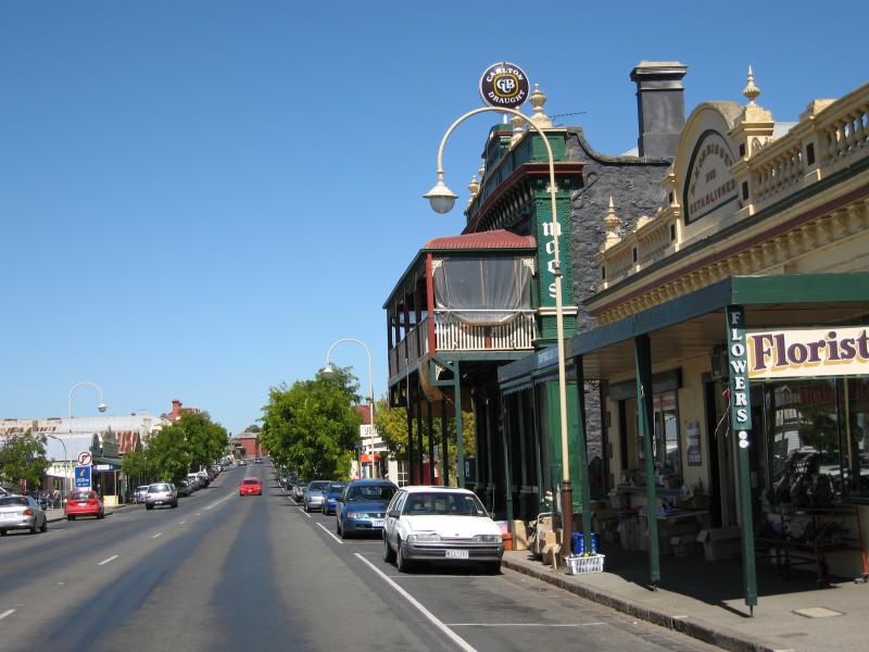 Kilmore - Shops and commercial centre, Sydney Street: View south along Sydney St at Union St