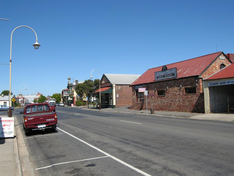 Kilmore - Shops and commercial centre, Sydney Street: View south along Sydney St towards Union St